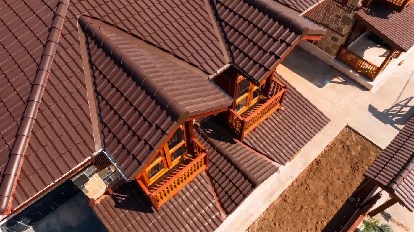 SüperKiremit ile kaplanmış bir çatı — drone görüntüsü